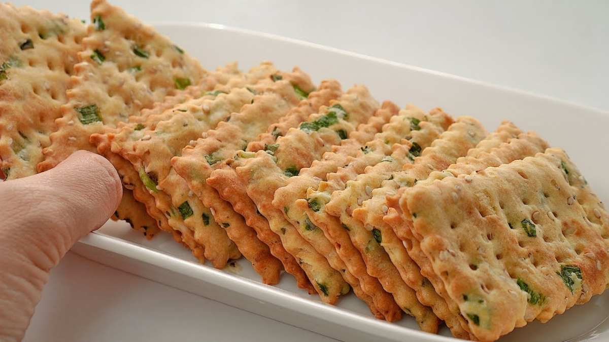 Only 40 Kcal! This Is How The Salty Cracker Rumble Are Made!